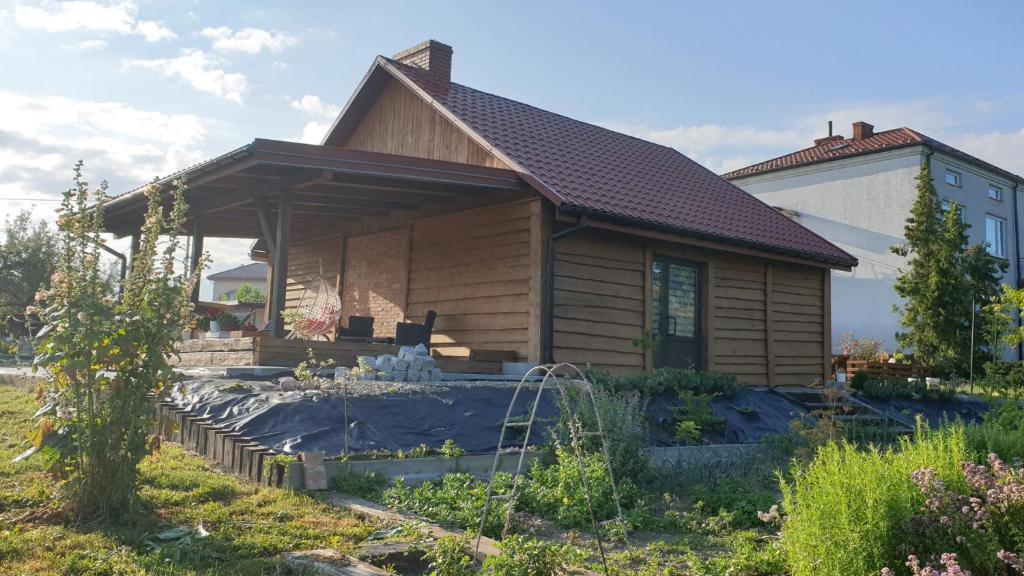 een huis wordt verbouwd met een dak bij Agroturystyka u Joli in Pacanów