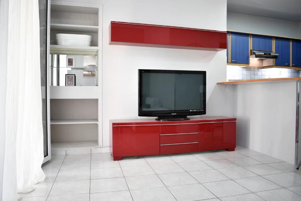 Televízia a/alebo spoločenská miestnosť v ubytovaní OLIVER SUITES