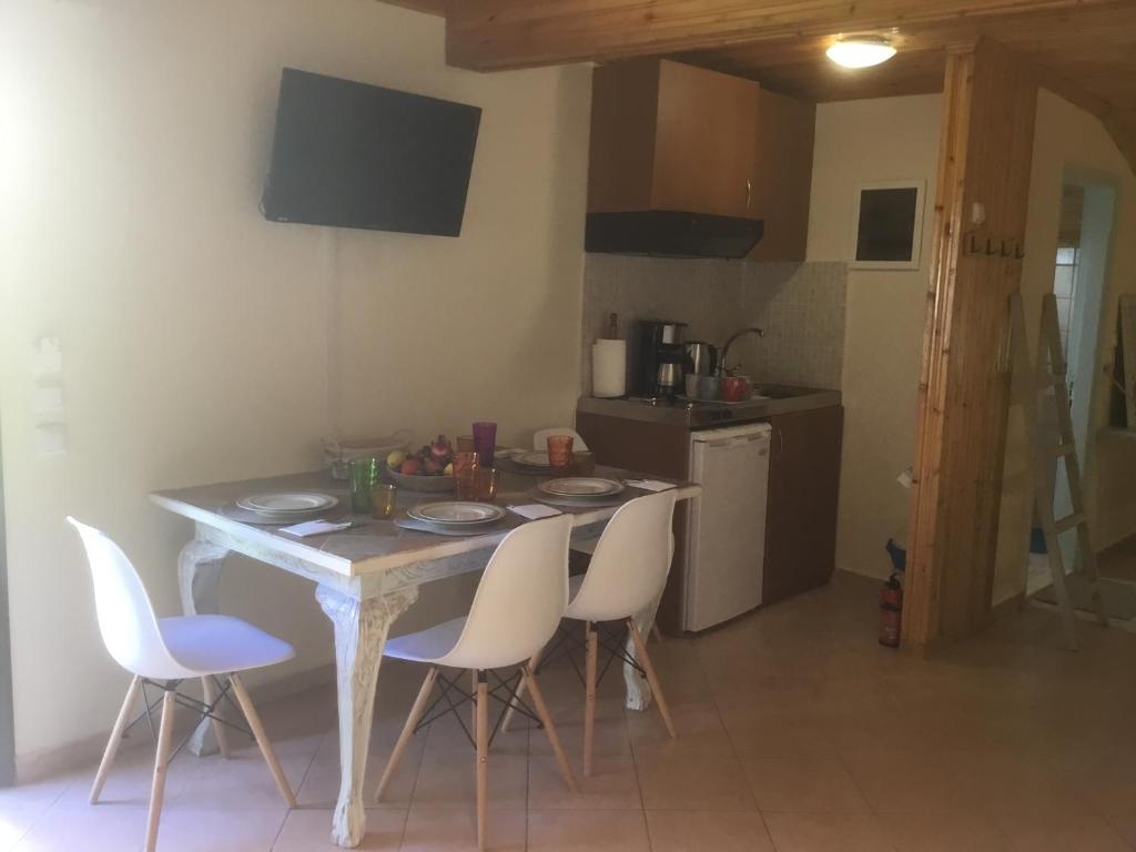 A kitchen or kitchenette at SUNNY STUDIO