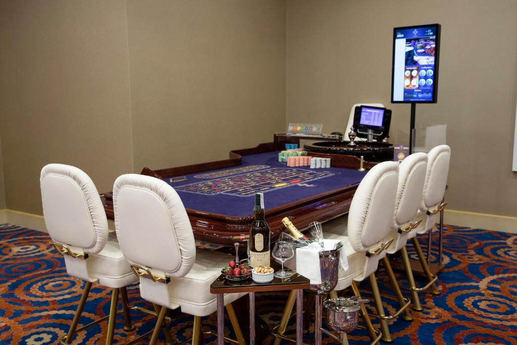 A television and/or entertainment centre at Merit Grand Mosta Spa Hotel & Casino