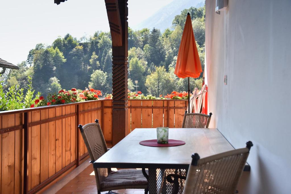 a table and chairs on a balcony with a view at Ferienwohnungen Burgwies in San Martino