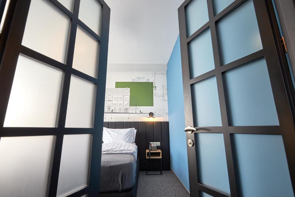 Postel nebo postele na pokoji v ubytování Graphica Tbilisi Hotel