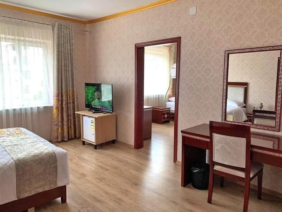 TV a/nebo společenská místnost v ubytování British Hotel Pogradec