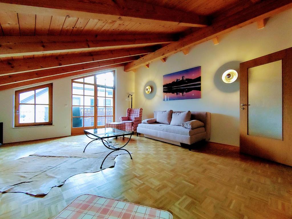 sala de estar con sofá y mesa en Apartment Raphaelo Nonntal 8 Apartment, en Berchtesgaden
