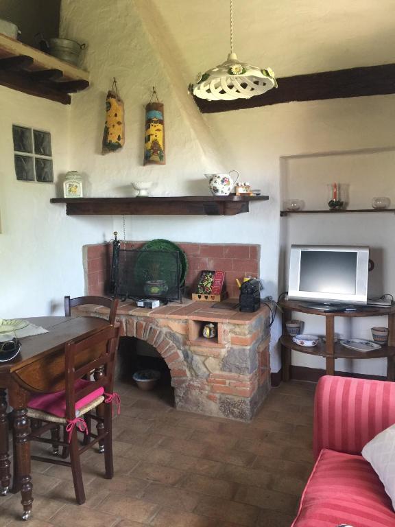 TV a/nebo společenská místnost v ubytování Romantico Cottage