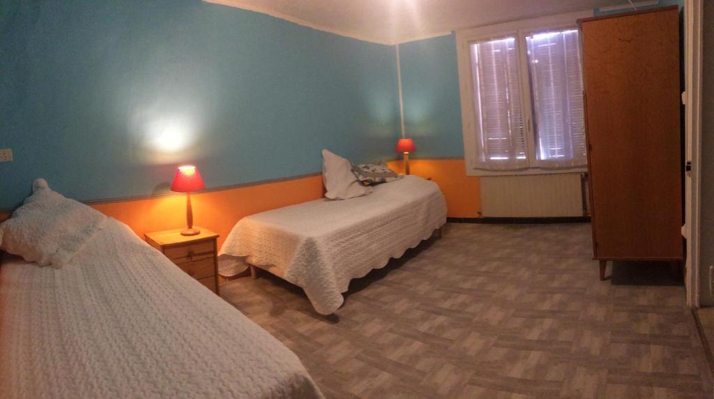 um quarto de hotel com duas camas e uma janela em Twin cosy au coeur de Sanary em Sanary-sur-Mer