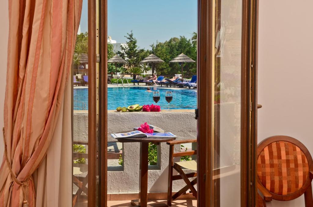Bazén v ubytování Naxos Resort Beach Hotel nebo v jeho okolí