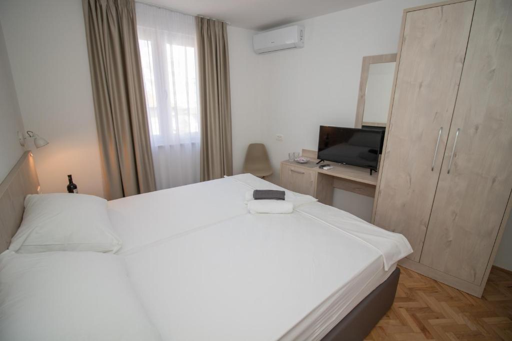 Ninas Apartments - Tweepersoonskamer Met Eigen Badkamer