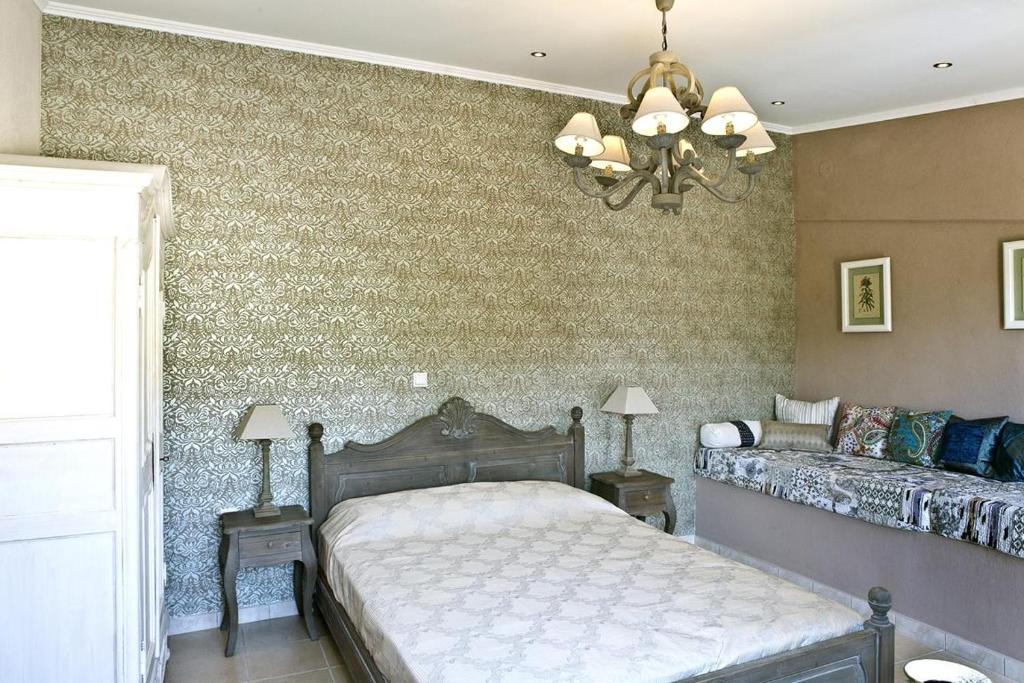 Postel nebo postele na pokoji v ubytování Kelyfos Hotel