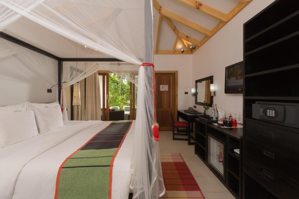 Postel nebo postele na pokoji v ubytování Vilamendhoo Island Resort & Spa