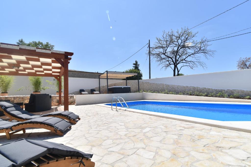 Bazén v ubytovaní Villa Village Idylle with heated pool, sauna, jacuzzy and private parking alebo v jeho blízkosti