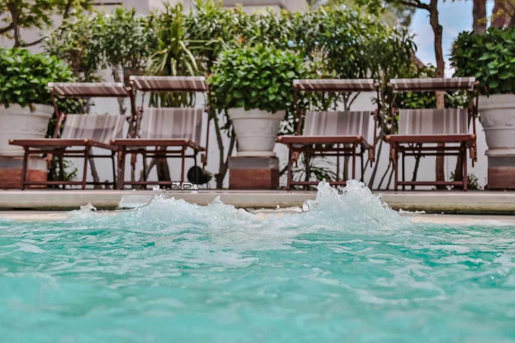 Bazén v ubytování Hotel Select Suites & Spa - Apartments nebo v jeho okolí