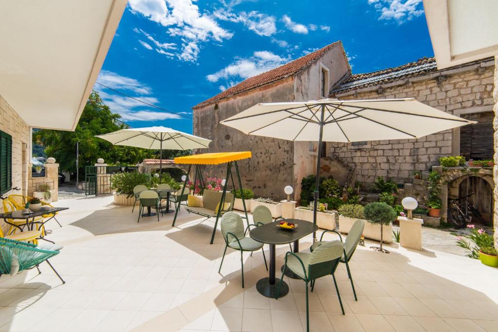Patio alebo iná vonkajšia časť ubytovania Apartmani Ujdur