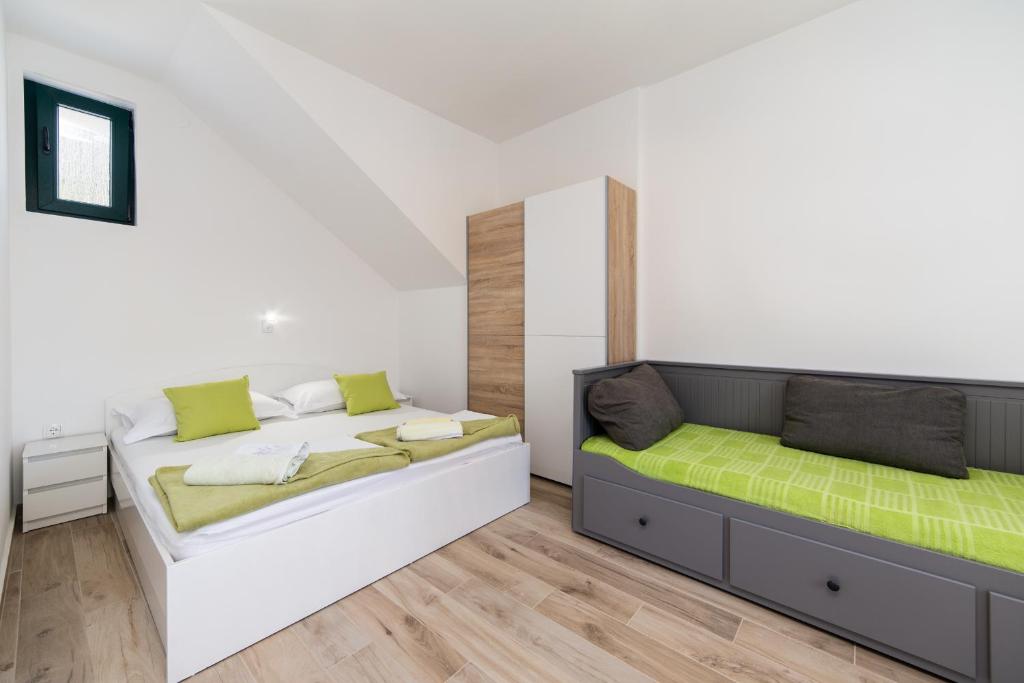 Posteľ alebo postele v izbe v ubytovaní Apartmani Ujdur