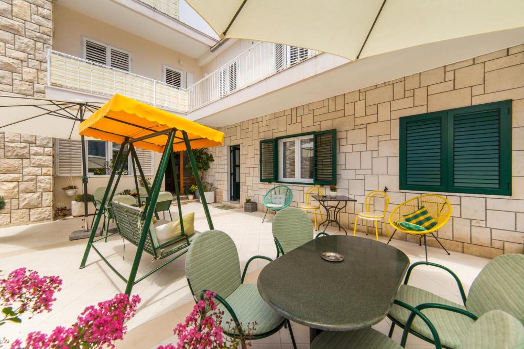 Patio alebo iná vonkajšia časť ubytovania Apartmani Ujdur