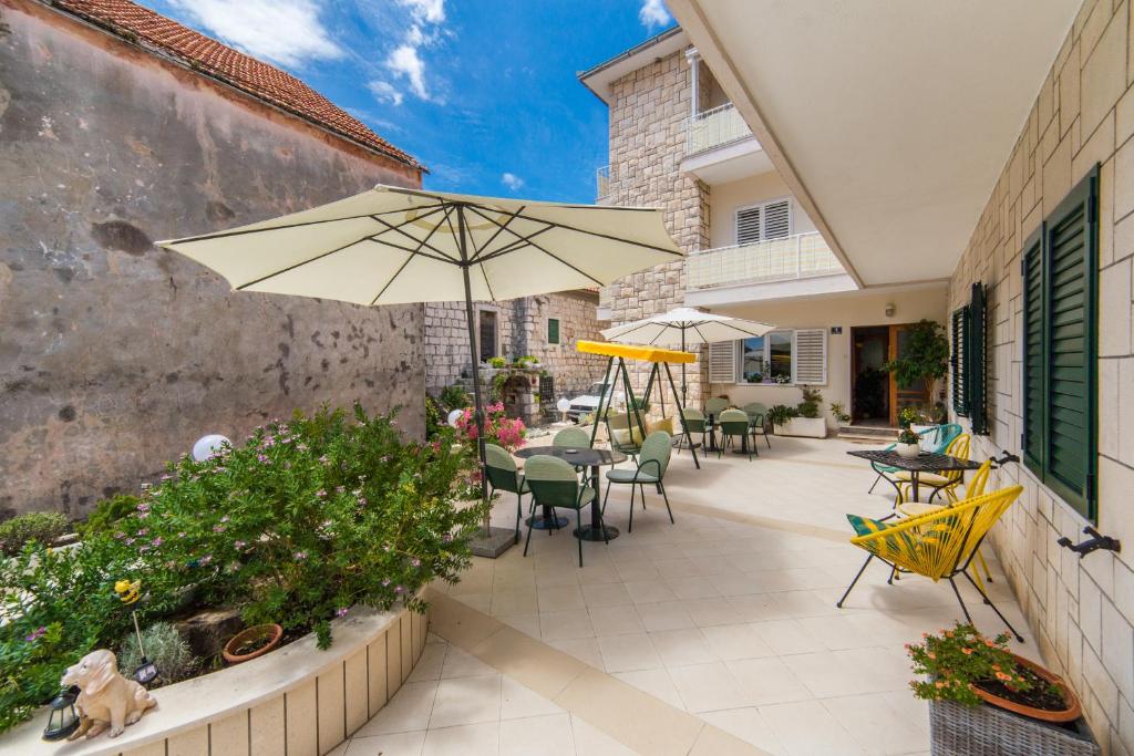 Patio alebo iná vonkajšia časť ubytovania Apartmani Ujdur