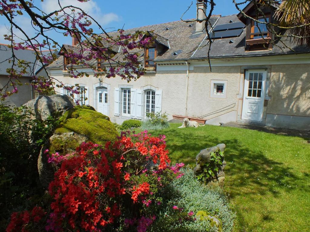 una casa con un ramo de flores en el patio en Anousta, en Loubajac