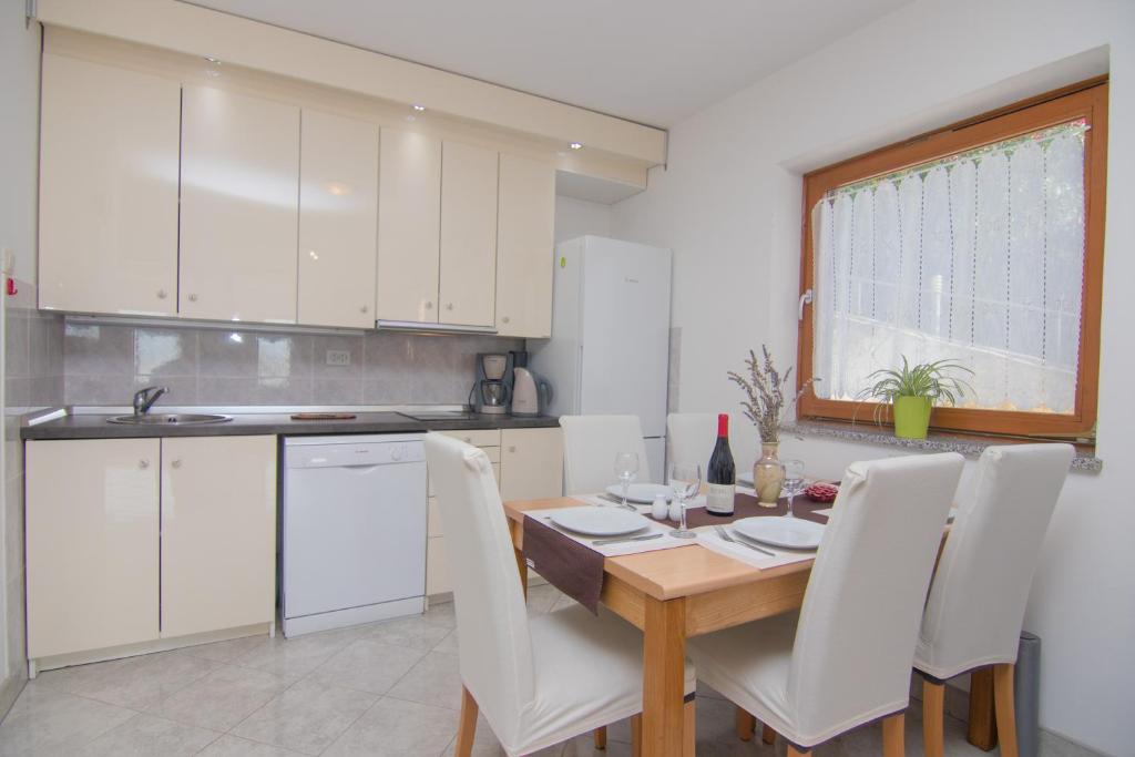 Kuchyňa alebo kuchynka v ubytovaní Apartmani VILLA KALINIC