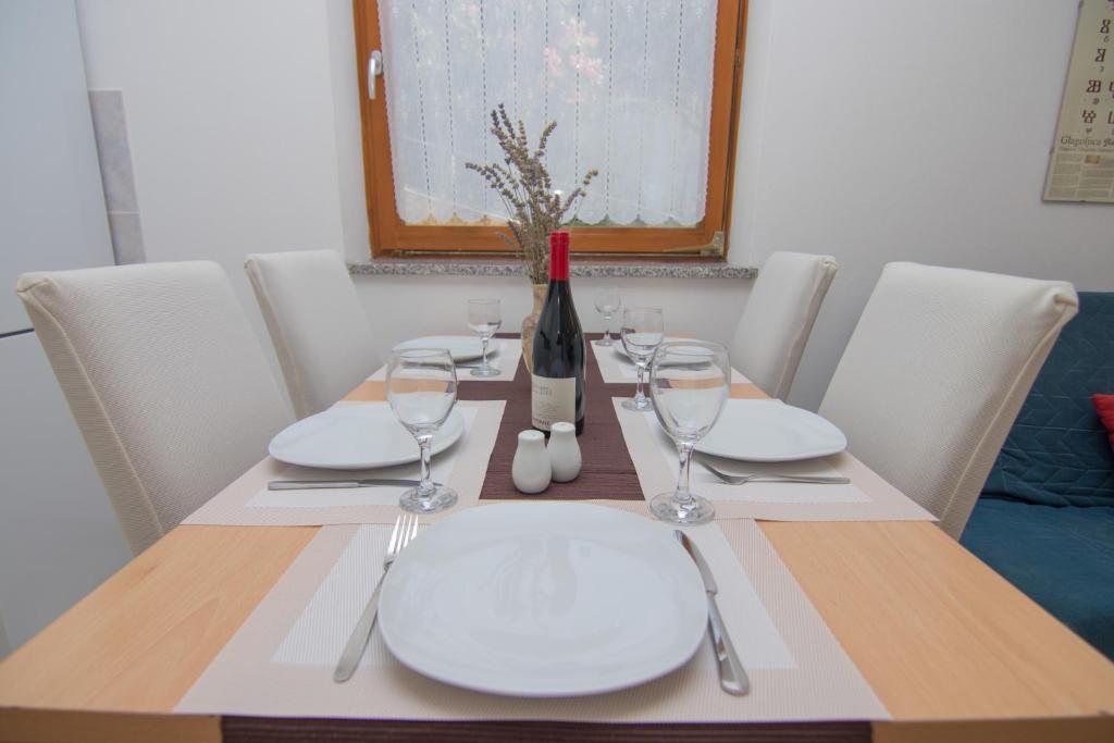 Posedenie v ubytovaní Apartmani VILLA KALINIC