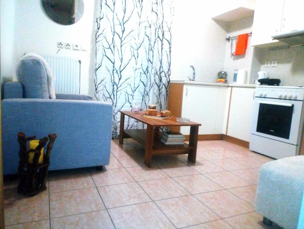 A kitchen or kitchenette at Φωτεινό διαμέρισμα Πειραιας