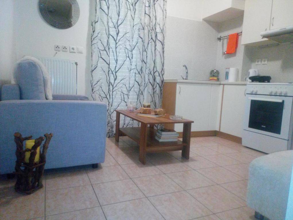A kitchen or kitchenette at Φωτεινό διαμέρισμα Πειραιας