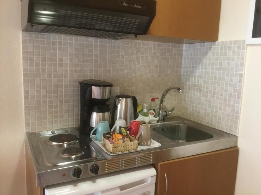 A kitchen or kitchenette at SUNNY STUDIO