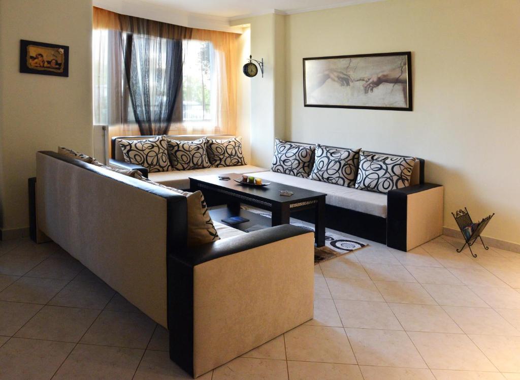 ein Wohnzimmer mit 2 Sofas und einem Tisch in der Unterkunft Thesshouse Pefka FK in Thessaloniki