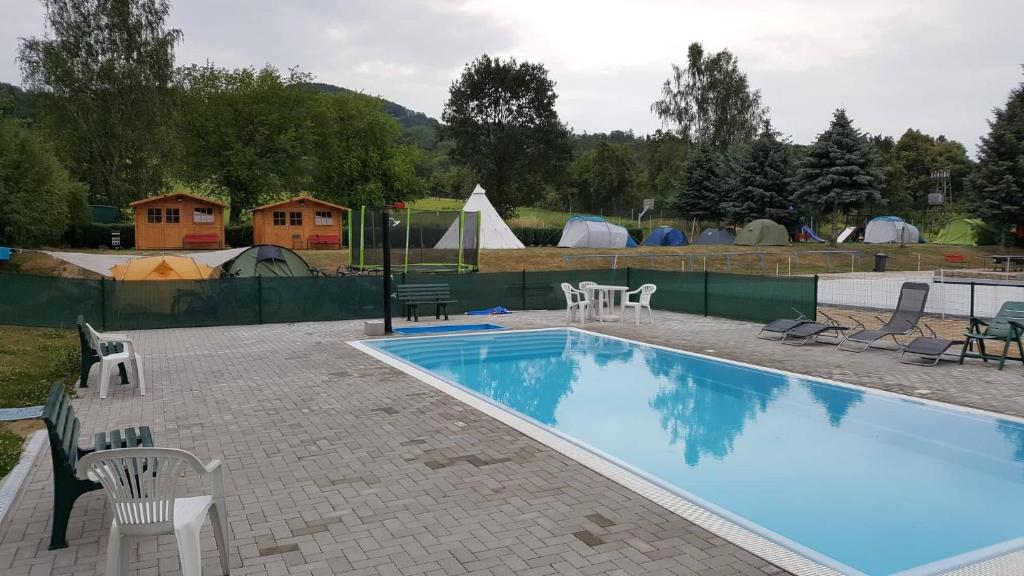 Bazén v ubytování Hotel Formule nebo v jeho okolí
