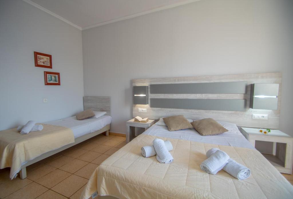 Postel nebo postele na pokoji v ubytování Agoulos Beach Hotel