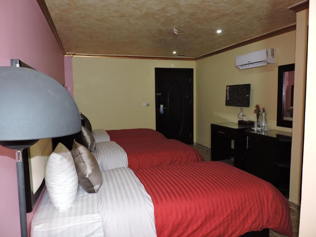 Valentine Inn Luxury - Driepersoonskamer Met Uitzicht Op De Stad
