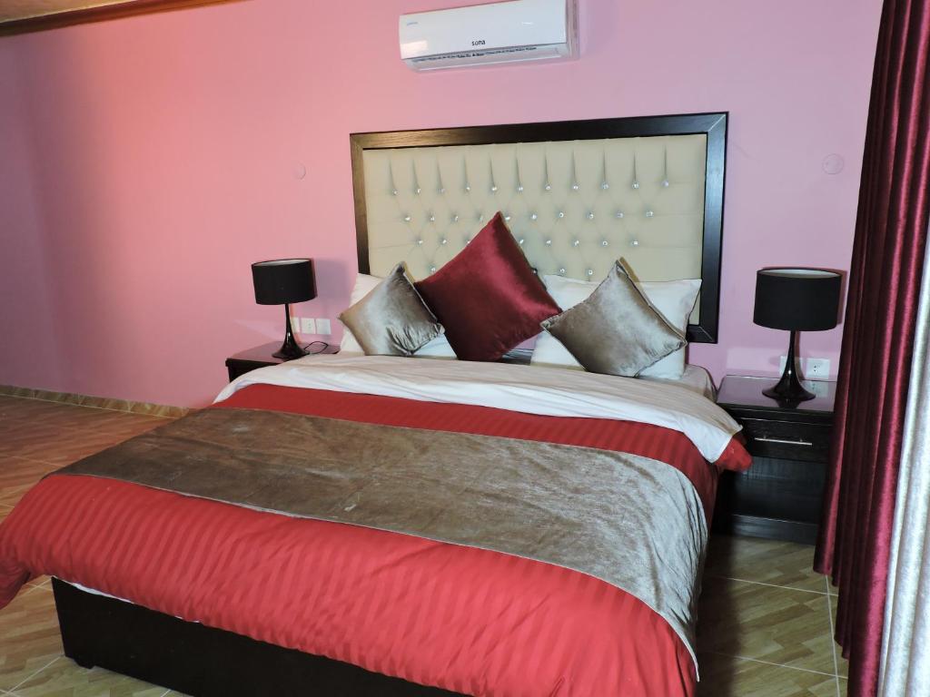 מיטה או מיטות בחדר ב-Valentine Inn Luxury