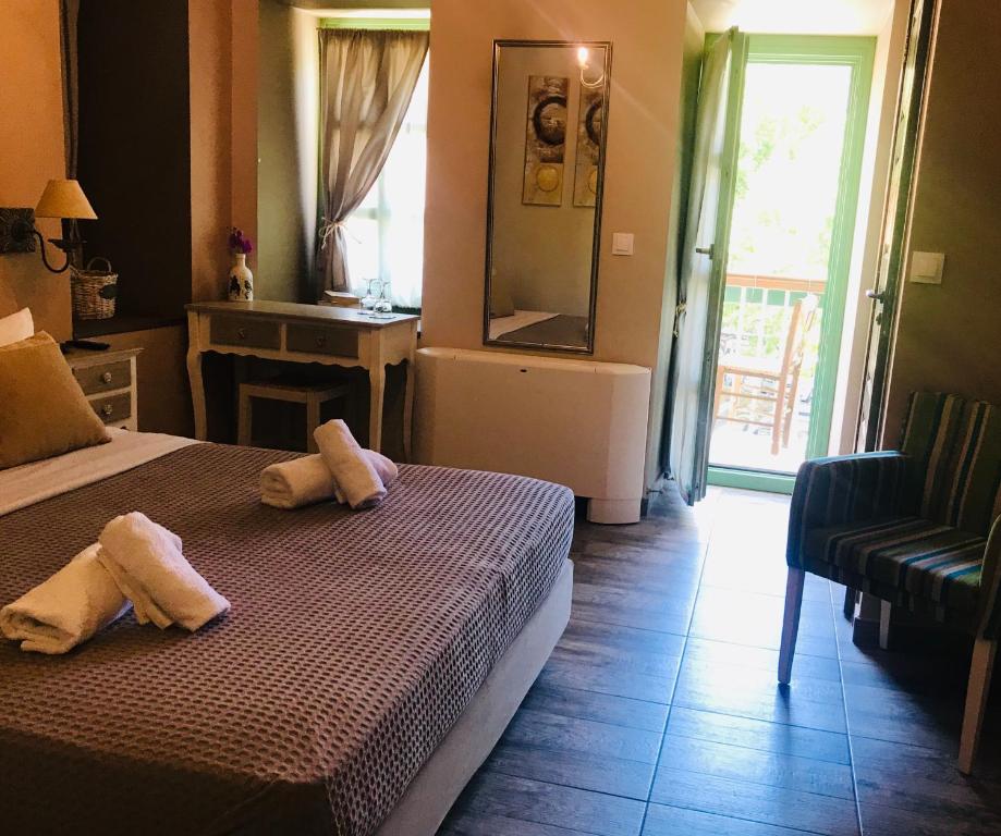 Postel nebo postele na pokoji v ubytování Axiokersa Suites