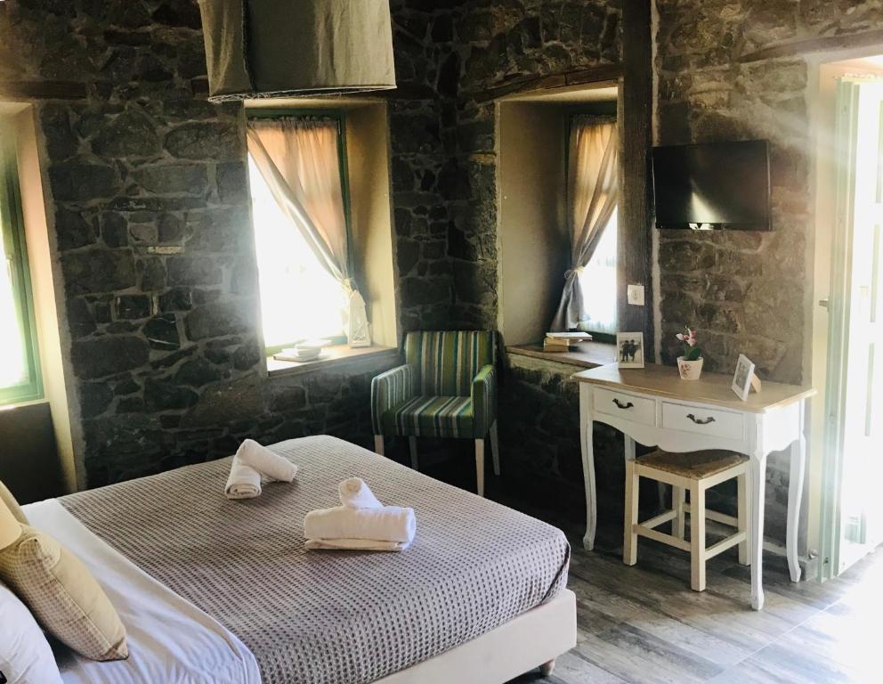 Postel nebo postele na pokoji v ubytování Axiokersa Suites