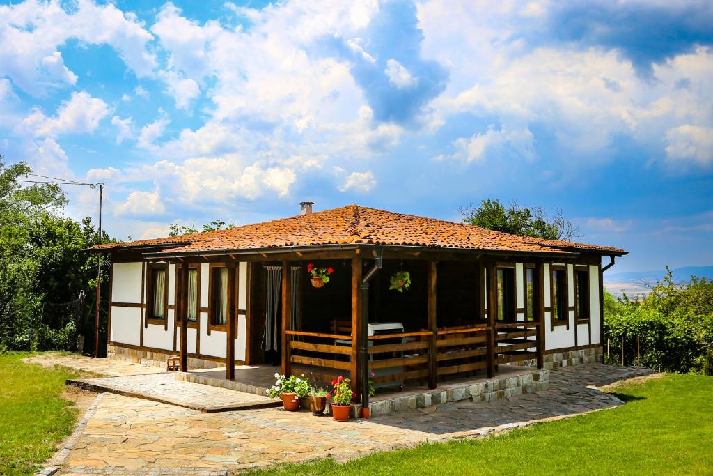 a small house with a roof at Villa Kashtata in Resilovo