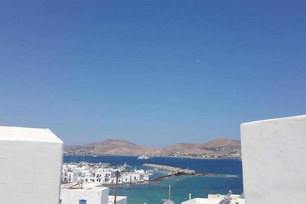 Una vista de un puerto con edificios blancos y el océano en Fantastic Cycladic Maisonette Olga in Naoussa, en Naousa