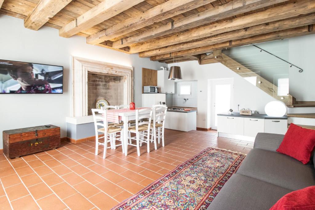 a kitchen and living room with a table and chairs at Bossema Luxury Countryhouse in Cavaion Veronese