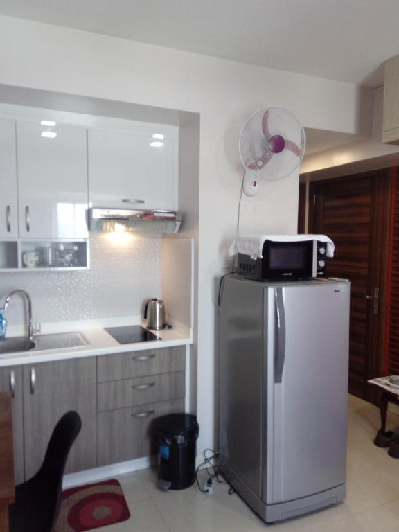 Kuchyň nebo kuchyňský kout v ubytování Nica's Place Property Management Services at Horizons 101 Condominium