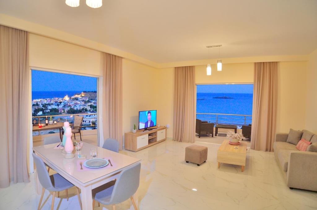 uma sala de estar com vista para o oceano em Aristea Apartments em Palaiochora