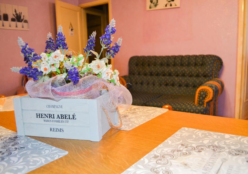 コルレオーネにあるRua Houseの花の置かれたテーブルの上の箱