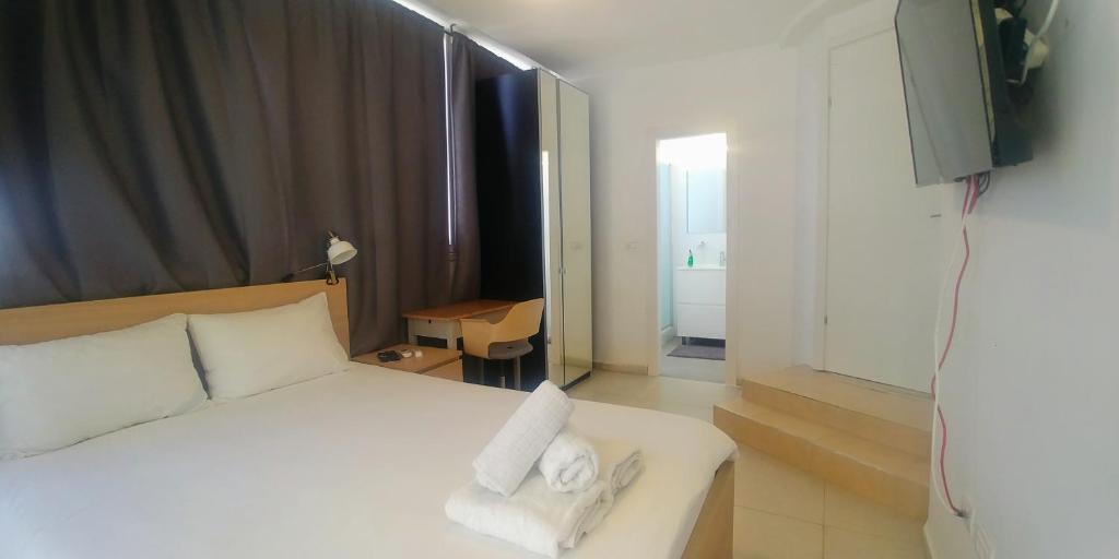 Postel nebo postele na pokoji v ubytování Dizengoff Penthouse Boutique Hostel
