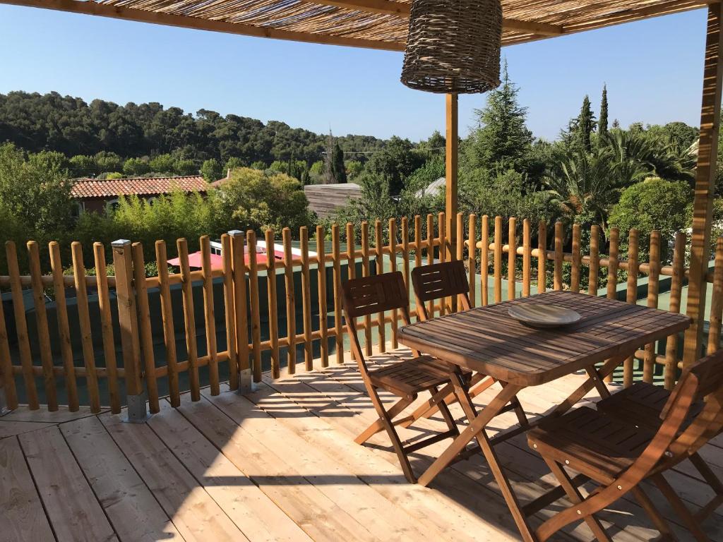 Villa le sud appartementsにあるバルコニーまたはテラス