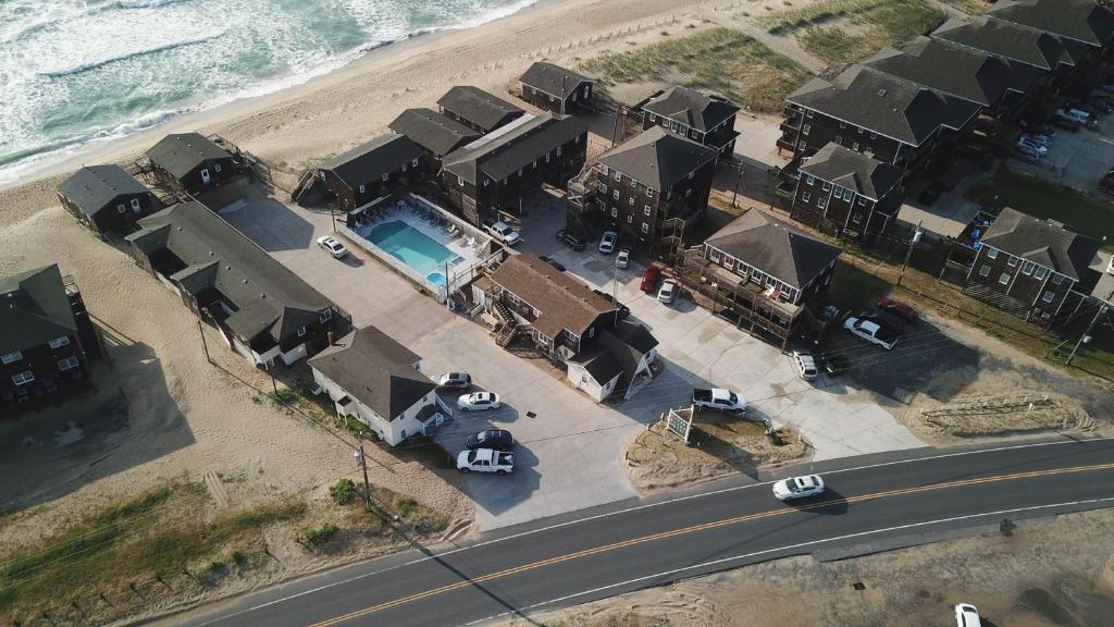 Outer Banks Motel في باكستون: اطلالة جوية على منزل على الشاطئ