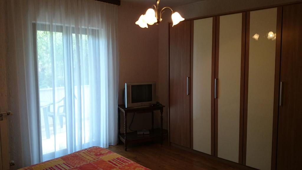 TV a/nebo společenská místnost v ubytování Apartman Dino