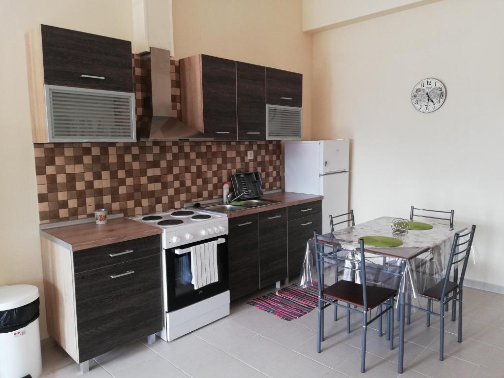 Кухня или мини-кухня в John's Apartments

