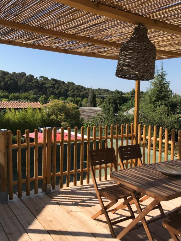 Villa le sud appartementsにあるバルコニーまたはテラス