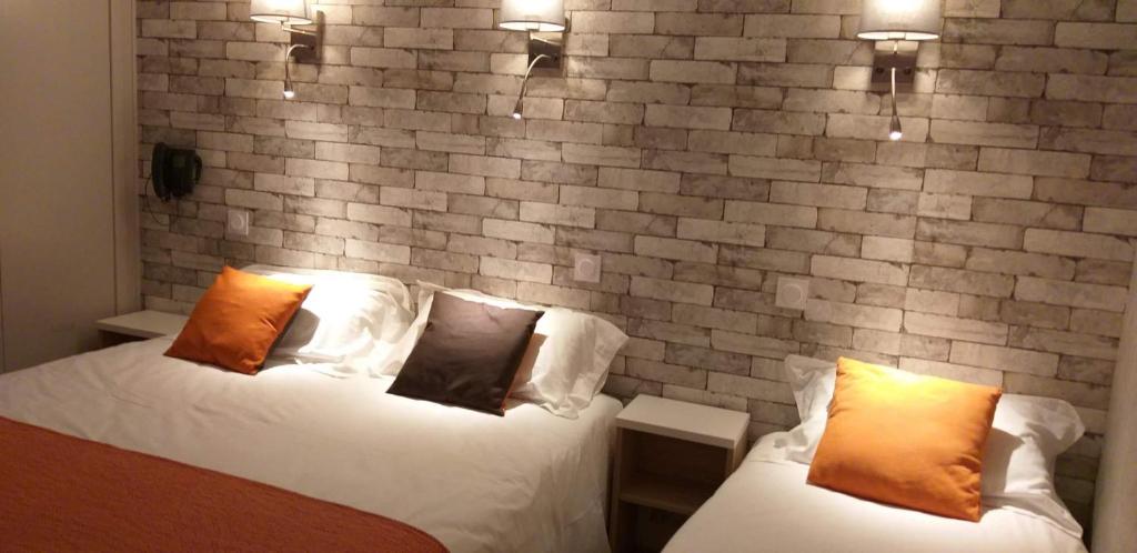 Postel nebo postele na pokoji v ubytování Logis Hotel Bellevue