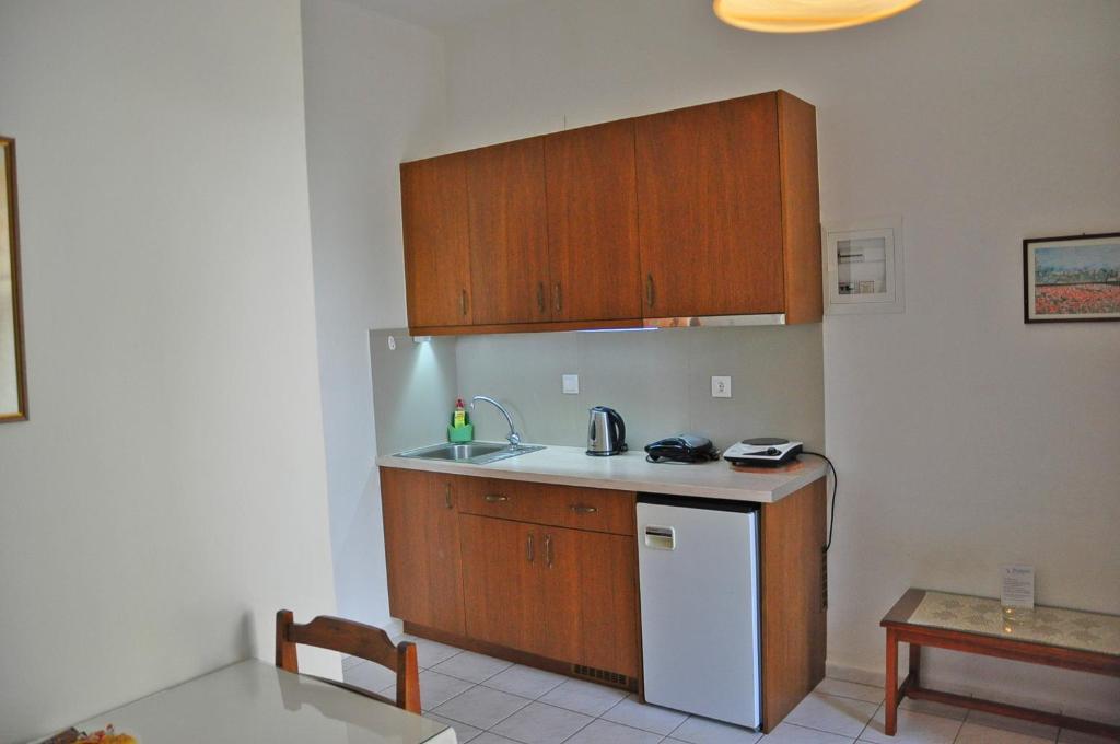 A kitchen or kitchenette at Perigiali