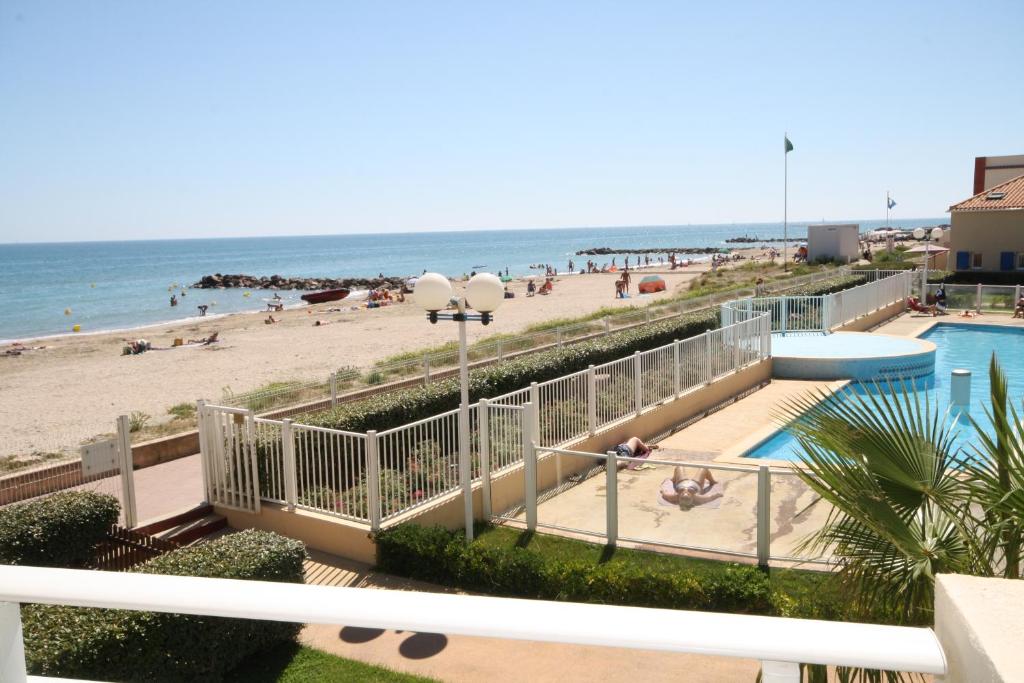 - une vue sur la plage depuis le balcon du complexe dans l'établissement Résidence la Voile Blanche 4, à Frontignan