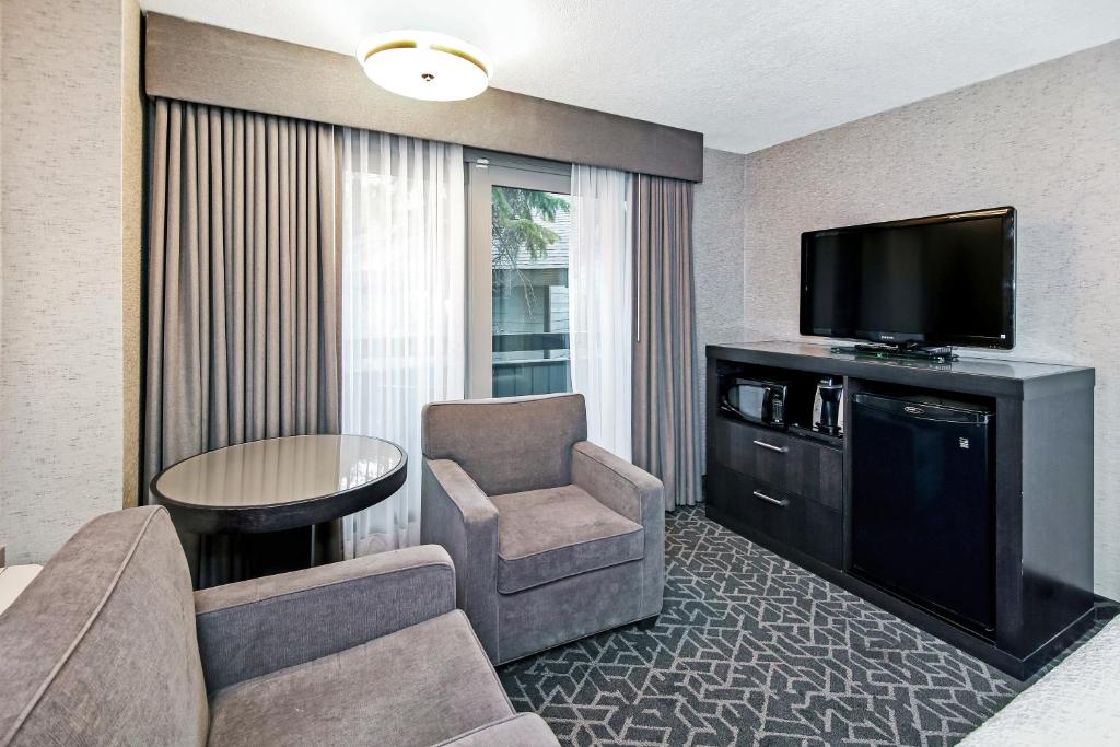 Best Western Plus Banff International Lodge photo