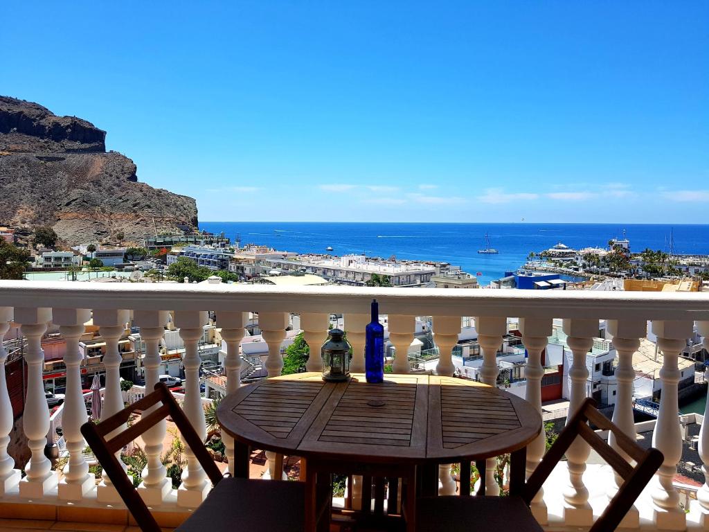 プエルト・デ・モガンにあるLina Moganの海の景色を望むバルコニー(テーブル付)